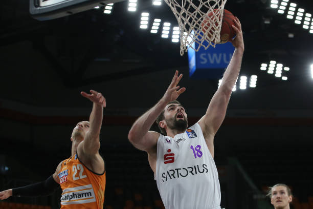 以及坚定的 以及坚定的